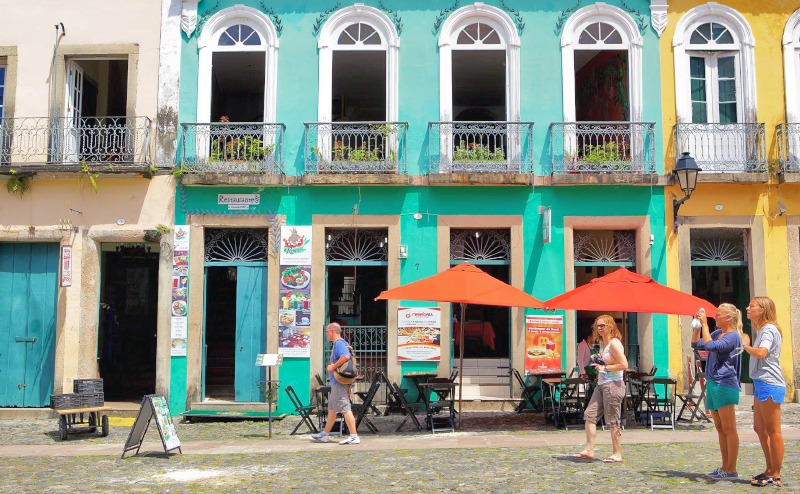 Fachada do Mercado Modelo de Salvador sob o céu azul da Bahia